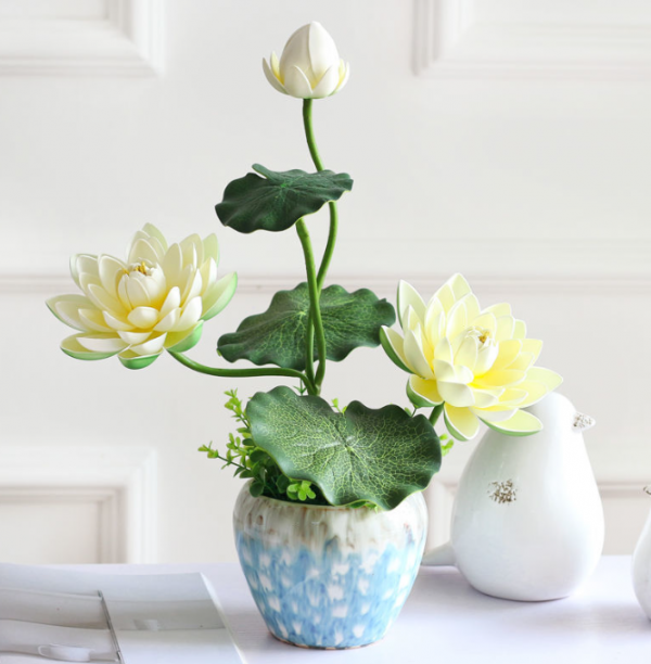 Vas keramik dengan bunga oriental